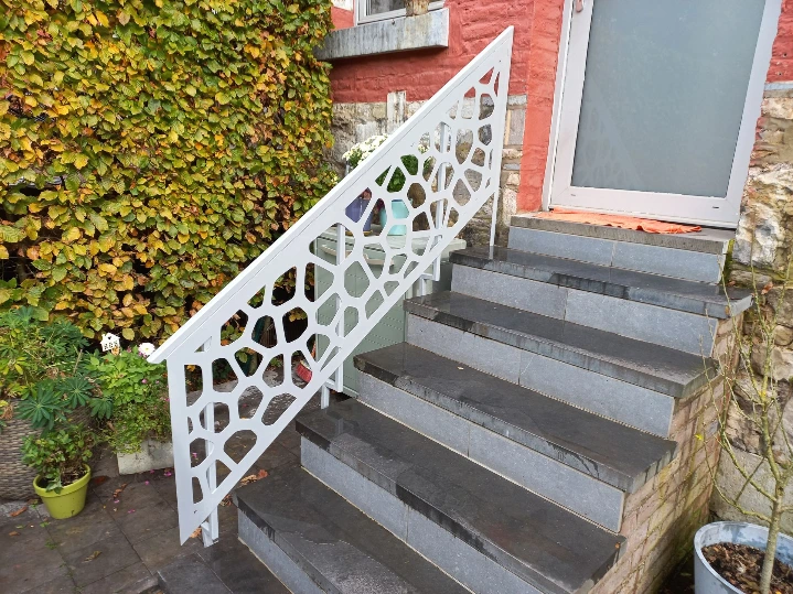 Rampe extérieure décor "galets"